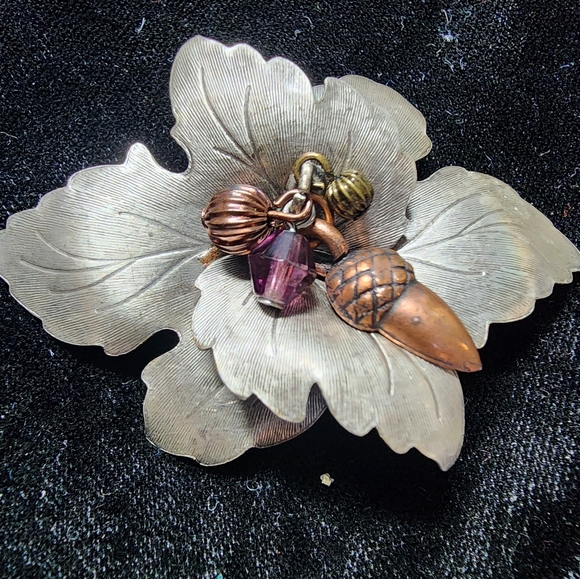 VINTAGE MAPLE LEAF W ACORN BROOCH - Picture 6 of 8